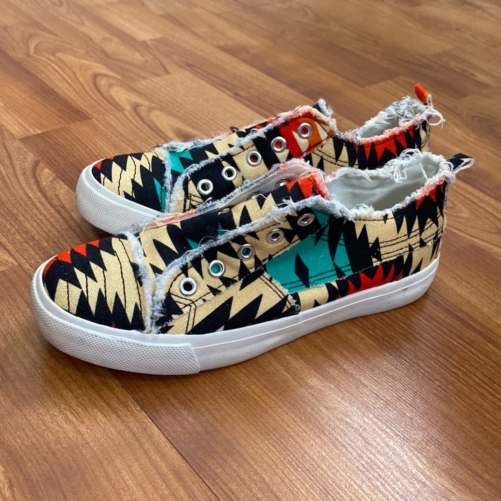 GIRLIE GIRL ORIGINAL WESTERN AZTEC SNEAKER. size 6. slip on.